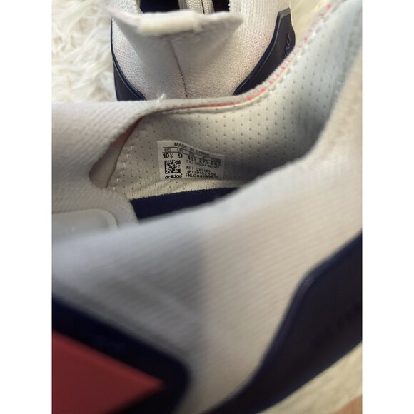 New Adidas Size 10.5 Women’s Ultraboost 22 Crystal White Turbo Running Shoes - Picture 3 of 7